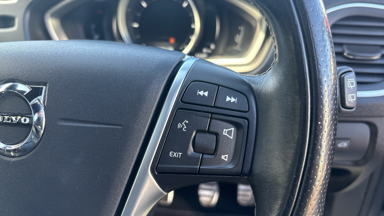 Volvo V40 D2 [122] R DESIGN Edition 5dr Diesel Hatchback